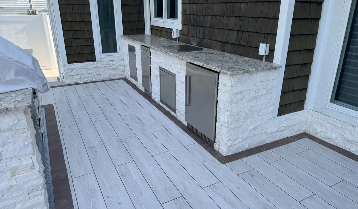 Modern Coastal Outdoor Kitchen